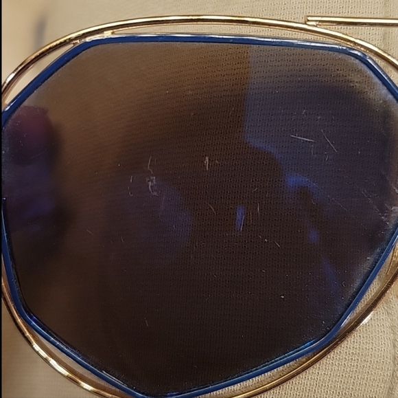 Set of 4 Variety Sunglasses - Picture 14 of 15